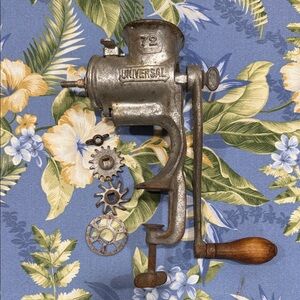 Universal Silver Metal Grinder with Wooden Handle universal 72